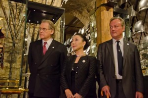 Robin Maynard, who sponsored the Japan400 Telescope with Mrs Maynard and Nicolas Maclean, Co-Chairman of Japan400, at the display of the Telescope and the Shogun’s Armour.